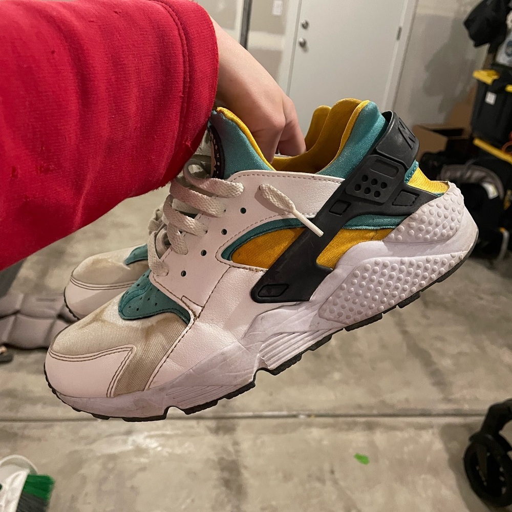 Nike Shoes Huarache White and Gold Size 10